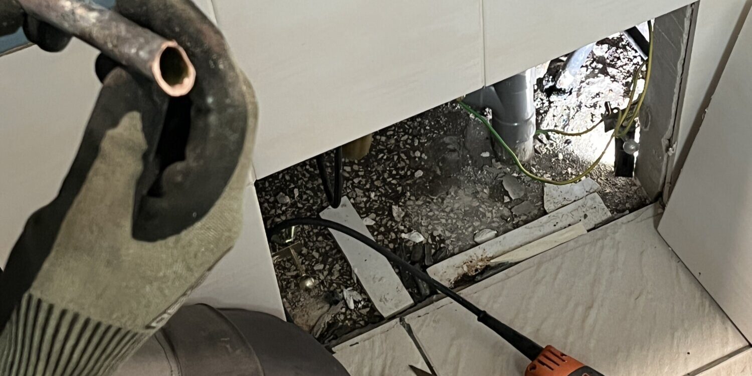 IMG_4443 1500X750 | JFA Maintenance Plombier Colmar : intervention pour une réparation de fuite sous une baignoire à Ribeauvillé Guebwiller