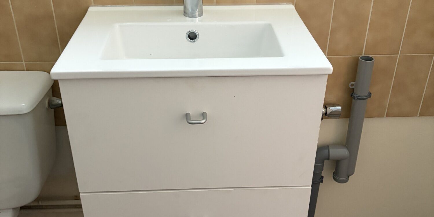 Plombier &agrave; Colmar : changement d&rsquo;un lave-mains dans une salle de bain &agrave; Ingersheim Guebwiller